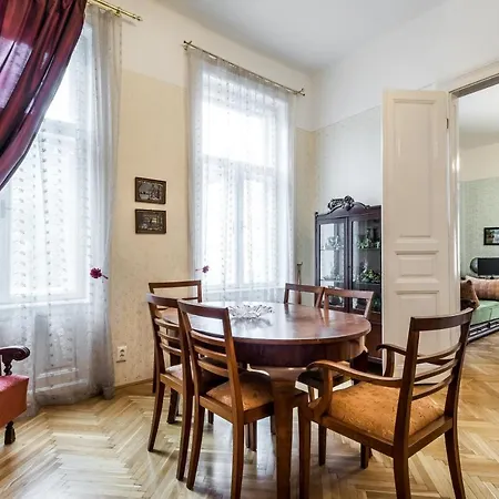 Szondi 4-room Classic Apartment